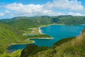 Lagoa faire fogo est situé dans donc miguel île, açores. il est classifié comme une la nature réserve et est le plus magnifique lagune de le Açores photo