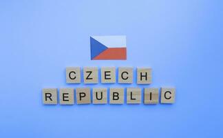 octobre 28, indépendance journée de le tchèque république, tchèque drapeau, minimaliste bannière avec en bois des lettres sur une bleu Contexte photo