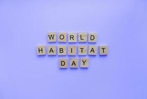 octobre 2, monde habitat jour, minimaliste bannière avec le une inscription dans en bois des lettres photo