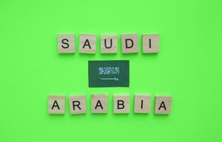 septembre 23, saoudien Saoudite nationale jour, le drapeau de saoudien Saoudite, une minimaliste bannière avec un une inscription dans en bois des lettres photo