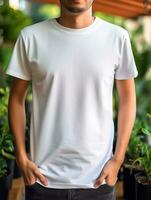 Hommes Vide blanc T-shirt pour maquette conception psd ai génératif photo