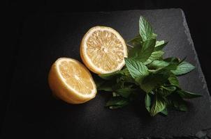 ingrédients pour le cocktail d'agrumes d'été mojito au citron et à la menthe photo