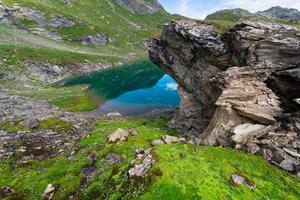 petit lac de haute montagne avec transparent photo