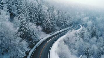 une courbée venteux route dans neige couvert forêt. Haut voir. génératif ai photo