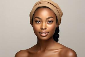 africain américain femme avec nettoyer en bonne santé peau sur beige Contexte. souriant rêveur magnifique afro fille. génératif ai photo