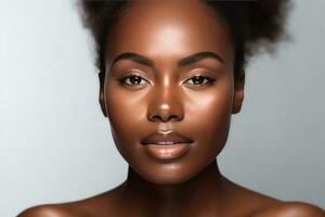 africain américain femme avec nettoyer en bonne santé peau sur beige Contexte. souriant rêveur magnifique afro fille. génératif ai photo