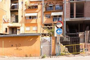 panneaux de signalisation dans la ville photo