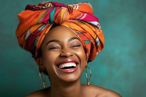 africain américain femme, souriant africain américain Jeune femme dans décontractée Vêtements avec traditionnel turban à Accueil en riant à beige studio Contexte. génératif ai photo