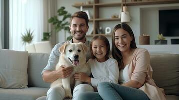 de bonne humeur famille sur canapé et chiot dans vivant pièce à maison. génératif ai photo