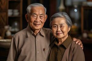 asiatique personnes âgées couple sentiment content souriant et à la recherche à caméra dans vivant pièce à maison. génératif ai photo