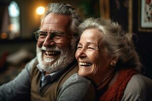 personnes âgées couple sentiment content souriant et à la recherche à caméra tandis que se détendre dans vivant pièce à maison. photo