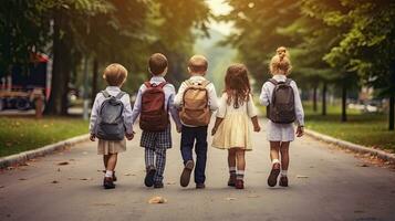 groupe de marrant Jeune les enfants en marchant ensemble dans amitié, sur leur premier journée de école, retour à école concept. génératif ai photo