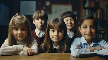 groupe de les enfants en train d'étudier dans le Salle de classe. apprentissage et séance à le bureau. Jeune mignonne des gamins souriant. primaire élémentaire école. génératif ai photo