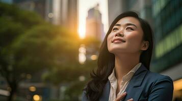 content asiatique femme d'affaires permanent dans gros ville moderne grattes ciels rue sur le coucher du soleil en pensant de réussi vision, rêver de Nouveau investissement opportunités. génératif ai photo