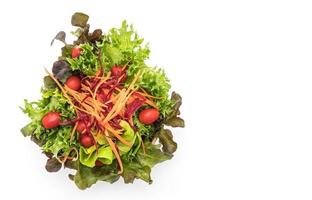 salade mixte dans un bol en bois sur fond blanc photo