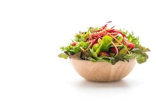 salade mixte dans un bol en bois sur fond blanc photo