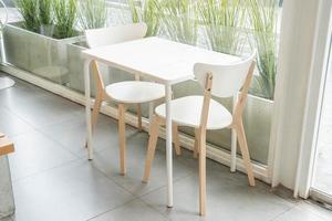 chaise en bois vide au restaurant photo