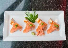 rouleaux de sushi au saumon - cuisine japonaise photo