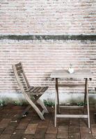 chaise en bois vide au restaurant photo