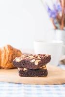 croissant et brownies sur table photo