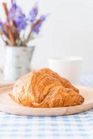 croissant au beurre sur la table photo