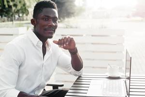 homme d'affaires afro-américain, travaille sur un ordinateur portable dans un café, pigiste photo