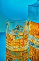 une carafe en verre et cristal carré avec du scotch whisky ou du brandy photo