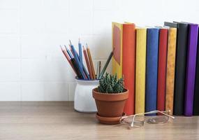 pile de livres sur le bureau. photo