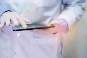 un médecin utilise une tablette pour les données de recherche