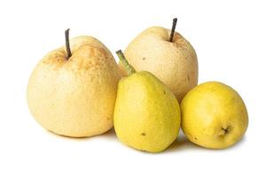 fruit de poire chinois isolé sur fond blanc avec un tracé de détourage. photo