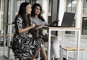 femmes d'affaires travaillant avec l'ordinateur portable sur leur lieu de travail photo