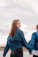 jeune couple aimant passer du temps ensemble dans le parc s'amusant photo