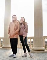 jeune couple ou amis debout ensemble à l'extérieur dans le parc photo