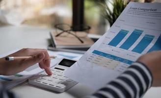 gros plan femme assise sur son lieu de travail dans un bureau, faisant un rapport photo