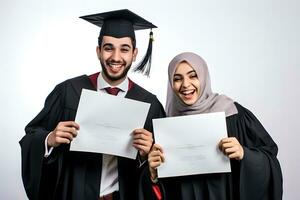 Jeune musulman couple dans l'obtention du diplôme robes avec certificat sur gris Contexte photo