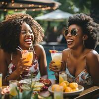 femmes en riant et se prélasser dans une bassin avec tropical les boissons photo