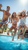 une groupe de copains sauter dans le piscine, capturé dans en l'air photo