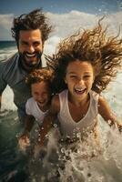 souriant famille en jouant dans le océan vagues sur une ensoleillé journée photo