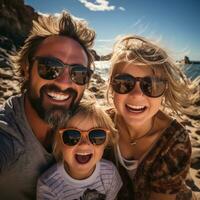 excité famille prise une groupe selfie sur le rive photo