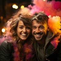 amusement et espiègle couple posant avec coloré fumée bombes photo