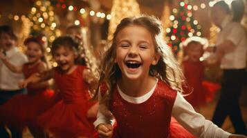 les enfants Danse à Noël fête dans lumières. content enfance. photo