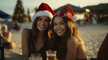 deux femme dans Père Noël Chapeaux à une plage Noël fête photo