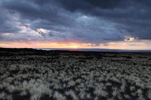 beau coucher de soleil sur la grande île, côte de kohala, hawaii photo