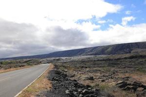 lave sur la chaîne des cratères road, big island, hawaii photo