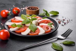 salade caprese italienne avec tomates tranchées, fromage mozzarella