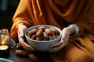 une serein moment comme une musulman femme détient une bol de Rendez-vous à Pause sa vite ai généré photo