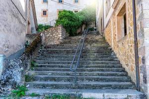 escaliers en pierre dans une rue de la ville photo