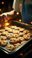 avec précision, une chevronné chef porte une plateau de four frais, embué biscuits verticale mobile fond d'écran ai généré photo