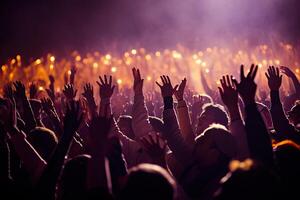 concert foule à une la musique festival, mains élevé dans le air. ai généré. photo