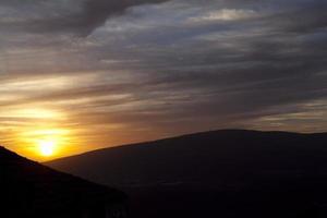 un coucher de soleil fou en israël vue sur la terre sainte